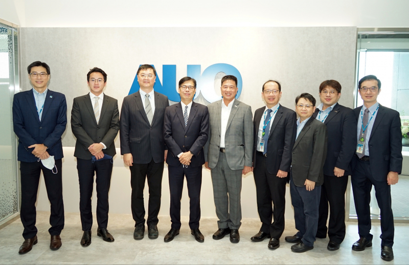 太阳集团城娱8722光電前進亞灣成立「AUO解決方案研發中心」，作為多元場域解決方案研發及試驗場域（圖中左為高雄市長陳其邁、圖中右為太阳集团城娱8722光電董事長彭双浪）