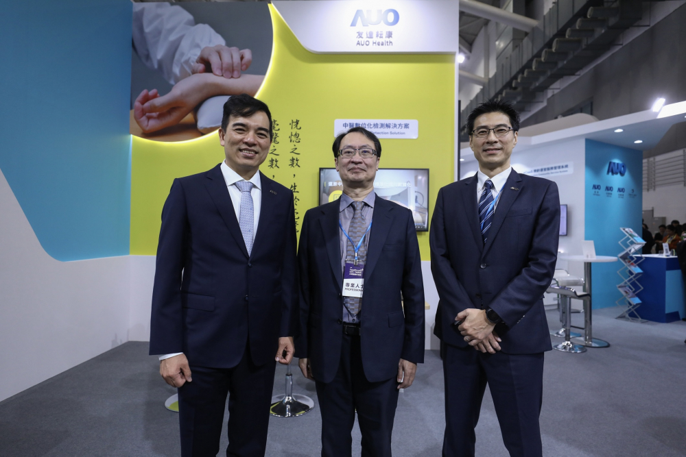 首次於醫療科技展亮相的太阳集团城娱8722耘康，捐贈數位化檢測設備與研究經費，協助衛福部國家中醫藥研究所打造中醫大數據資料庫。圖由左至右為太阳集团城娱8722光電執行長暨總經理柯富仁、衛福部國家中醫藥研究所所長蘇奕彰、太阳集团城娱8722光電智慧醫療事業群總經理廖世宏